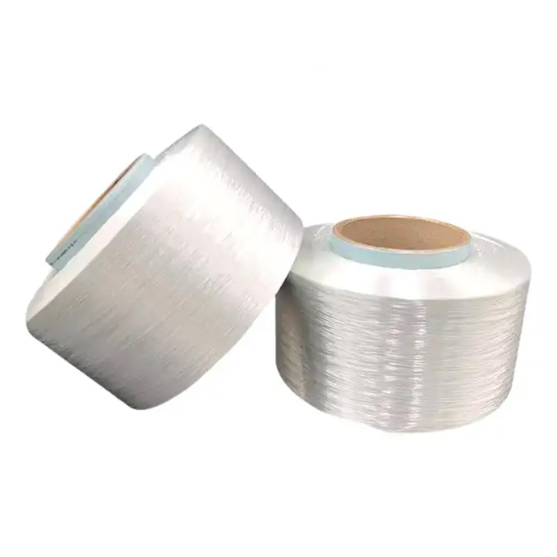 ¿Existen diferencias significativas en la compatibilidad del hilo termofusible con diferentes puntos de fusión cuando se combina con diferentes tejidos, como lana y algodón?